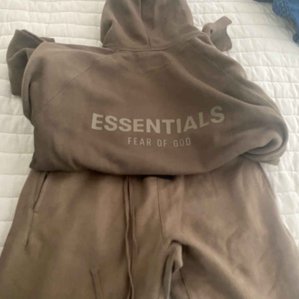 Fear of god essentials sweat suit. Harvest color